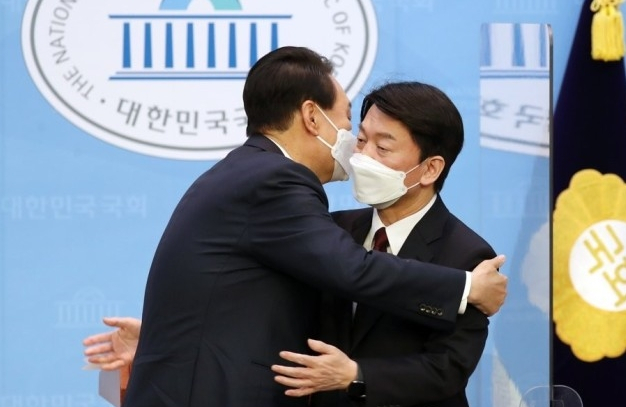 지난 대선 단일화 당시 포옹하는 윤석열 대통령(당시 국민의힘 대선 후보)과 안철수 국민의힘 국회의원(국민의당 대선 후보). 연합뉴스