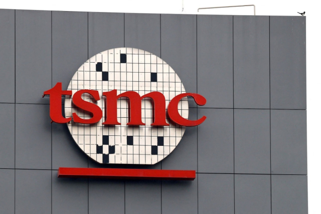 대만 남부 타이난 과학단지에 있는 TSMC 건물 로고. 연합뉴스