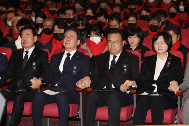 5일 오전 국회 의원회관 대회의실에서 열린 10.29 이태원 참사 국회추모제에서 김진표 국회의장과 여야 지도부 등이 기독교 추모의례에 맞춰 손을 잡은 채 기도하고 있다. 앞줄 왼쪽부터 김진표 국회의장, 더불어민주당 이재명 대표, 국민의힘 정 비대위원장, 정의당 이정미 대표. 연합뉴스