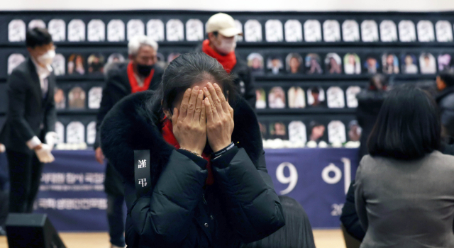 5일 국회 의원회관 대회의실에서 열린 10.29 이태원 참사 국회추모제에서 헌화를 마친 한 유가족이 오열하고 있다. 연합뉴스
