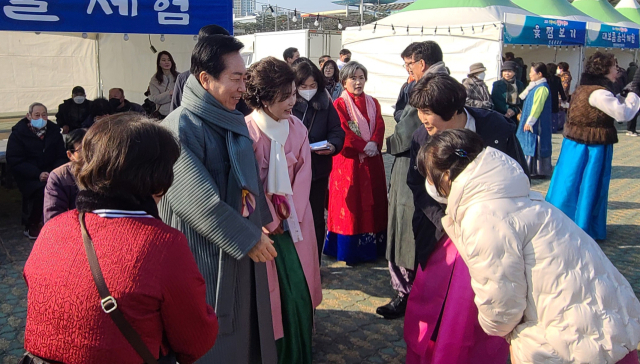 5일 안동낙동강변 둔치와 하회마을 등에서 정월대보름 달맞이 행사가 열렸다. 사진은 낙동강변 둔치 행사장에서 권기창 안동시장과 부인 황순녀 여사가 시민들과 세대를 대신해 일일이 악수하고 허리숙여 인사하며 덕담을 건내고 있다. 엄재진 기자