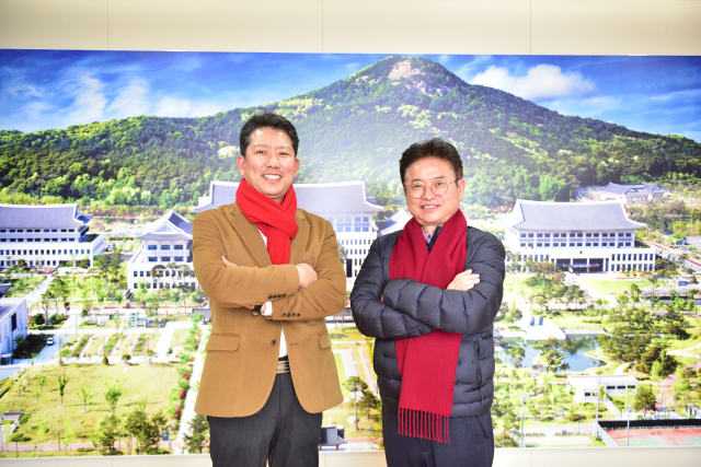 이철우 경북도지사(오른쪽)와 김장호 구미시장은 5일 윤석열 대통령 방문에 따른 후속대책과 반도체 특구 유치 등 구미의 주요 현안에 대해 논의를 이어갔다. 경북도 제공