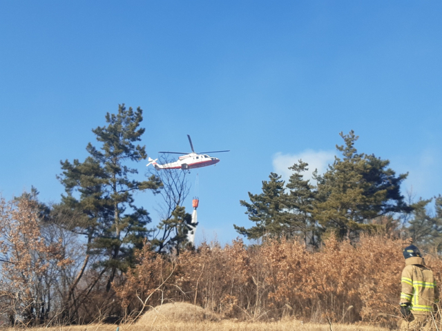 5일 오후 2시 44분쯤 영천시 대창면 사리리 야산에 쓰레기 소각 부주의로 추정되는 불이 나자 소방헬기가 동원돼 불을 끄고 있다. 경북소방본부 제공