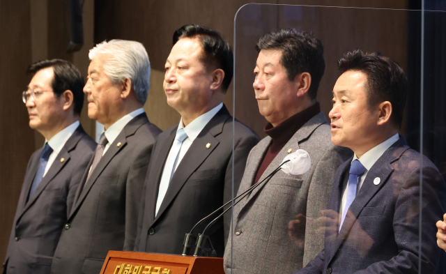 더불어민주당 부산·울산·경남 국회의원과 시도당위원장들이 31일 오전 서울 여의도 국회 소통관에서 윤석열 정부와 국민의힘의 가덕신공항 홀대를 좌시하지 않겠다는 내용의 기자회견을 하고 있다. 왼족부터 민홍철, 이상헌, 김두관, 박재호, 최인호 의원. 연합뉴스
