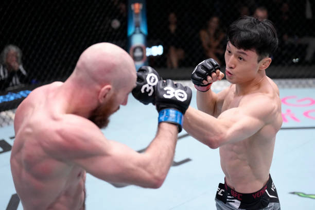 지난 5일 미국 네바다주 라스베이거스 UFC 에이팩스에서 열린 UFC 파이트 나이트 페더급 경기에서 카일 넬슨(캐나다)과 맞붙고 있는 최두호(오른쪽). UFC 코리아 제공