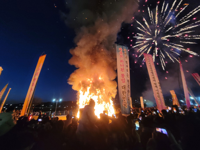 대구시내 기초단체들이 오는 24일 정월대보름을 앞두고 각종 행사 준비에 분주하다. 사진은 지난해 대구 북구 금호강변 산격야영장에서 열린 '금호강 정월대보름 축제'의 모습. 매일신문 DB