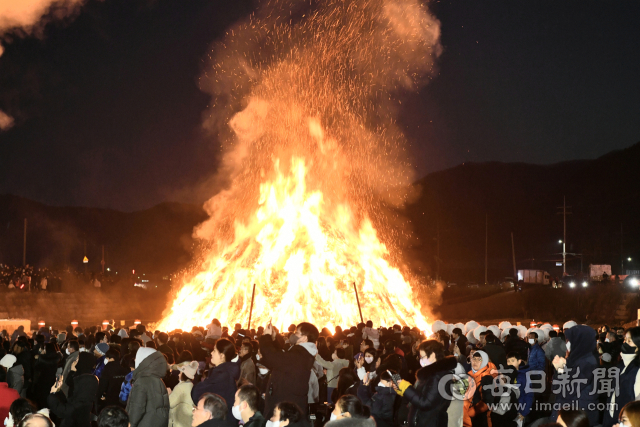 정월대보름인 5일 오후 경산시 남천면 남천변 둔치에서 남천면청년회 주관으로 제20회 정월대보름 달집태우기 행사가 열리고 있다. 독자 제공
