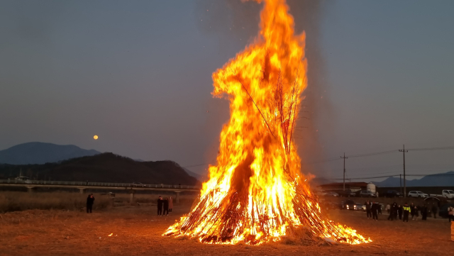정월대보름을 맞아 경북 군위군 의흥면 위천 원산둔치에서 군위군민의 안녕과 대구 군부대 유치를 기원하는 달집태우기 행사가 열렸다. 군위군 제공