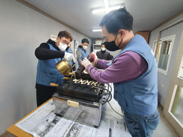 포스코 붕어빵 봉사단이 포항시 장애인종합복지관을 찾아 이웃들에게 나눠줄 붕어빵을 만들고 있다. 포스코 제공