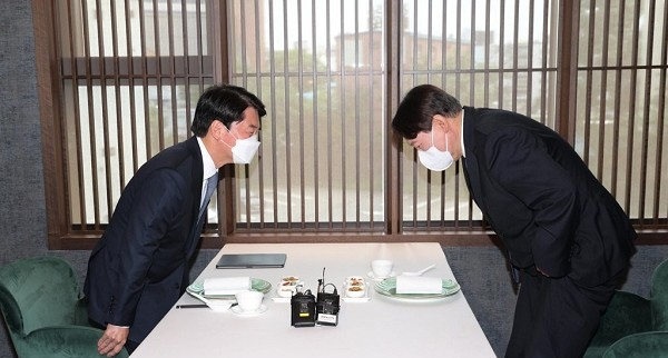 2021년 7월 7월 회동한 당시 안철수 국민의당 대표와 윤석열 전 검찰총장(같은해 6월 29일 대선 출마 선언 직후이자, 7월 30일 국민의힘 입당 전). 연합뉴스