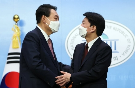 2022년 3월 3일 대선 후보 단일화 때 윤석열 대통령(당시 국민의힘 대선 후보)과 안철수 국민의힘 국회의원(국민의당 대선 후보). 연합뉴스