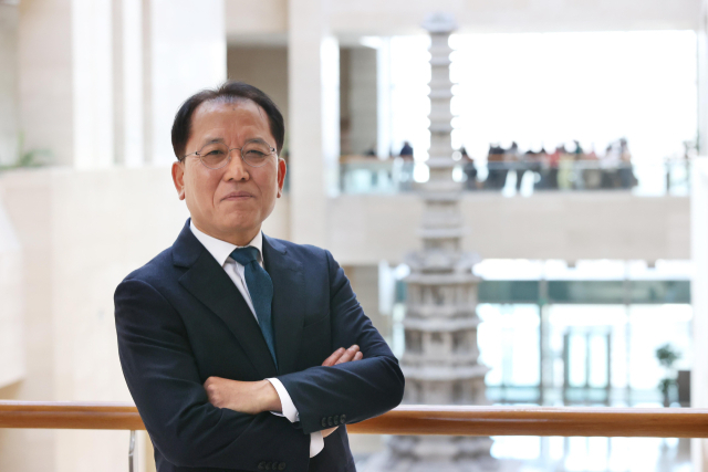 윤성용 국립중앙박물관장이 서울 용산구 국립중앙박물관에서 진행된 연합뉴스와의 인터뷰에서 포즈를 취하고 있다. 연합뉴스