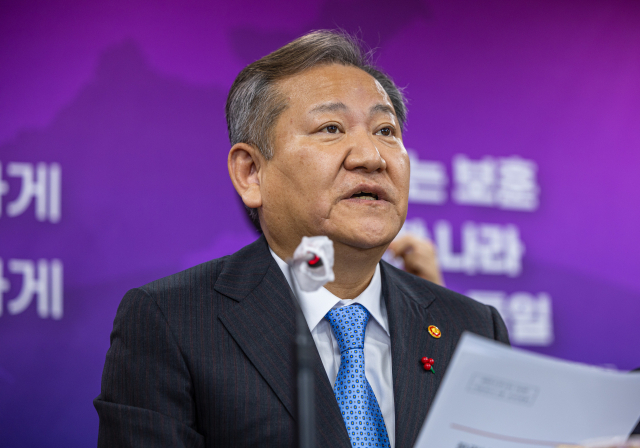 새해 업무보고를 마친 이상민 행정안전부 장관이 27일 오후 서울 종로구 정부서울청사에서 열린 통일부,행안부,국가보훈처, 인사혁신처 합동브리핑에서 2023년 행안부 중점 과제에 대해 설명하고 있다. 연합뉴스