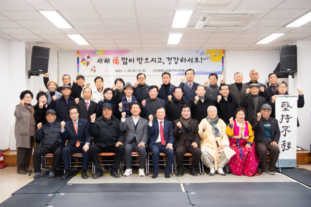 김장호 구미시장은 지난 1월 설 연휴를 마치고 대한노인회 구미시지회를 방문해, 어르신들에게 큰절을 올리고 덕담을 나누는 시간을 가졌다. 구미시 제공