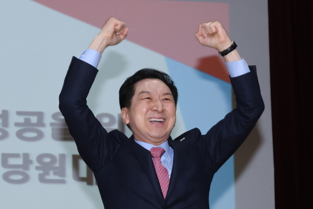 국민의힘 김기현 당 대표 후보가 5일 오후 서울 동대문구청 대강당에서 열린 국민의힘 동대문구 갑을 합동 당원대회에서 두 주먹을 불끈 쥐고 있다. 연합뉴스