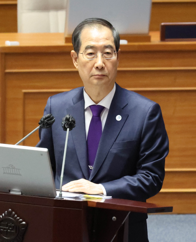 한덕수 국무총리가 6일 국회 본회의에서 열린 정치·외교·통일·안보 분야 대정부질문에서 의원들의 질문을 듣고 있다. 연합뉴스