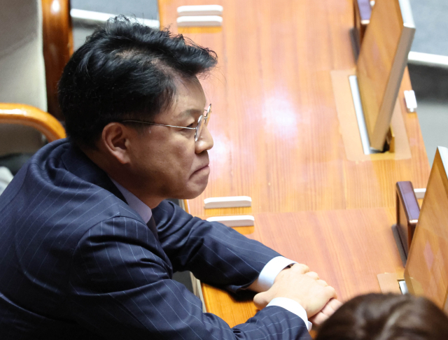 국민의힘 장제원 의원이 2일 오후 국회에서 열린 제403회 국회(임시회) 제1차 본회의에서 자리에 앉아 있다. 연합뉴스