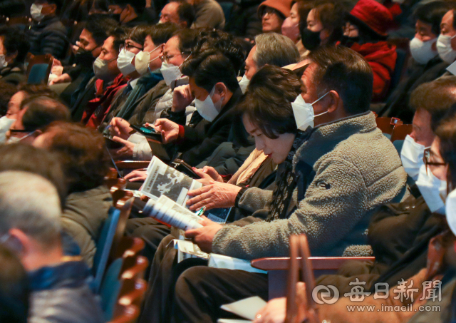 지난달 6일 오후 대구 동구 아양아트센터에서 열린 팔공산국립공원 지정을 위한 주민설명회 및 공청회에 참석한 주민들이 전략환경영향평가에 대한 설명을 듣고 있다. 우태욱 기자 woo@imaeil.com