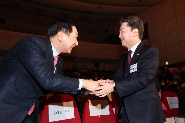 국민의힘 김기현(왼쪽)·안철수 당 대표 후보가 5일 오후 서울 동작문화원 대강당에서 열린 국민의힘 동작구 갑 합동 당원대회에서 인사를 나누고 있다. 연합뉴스