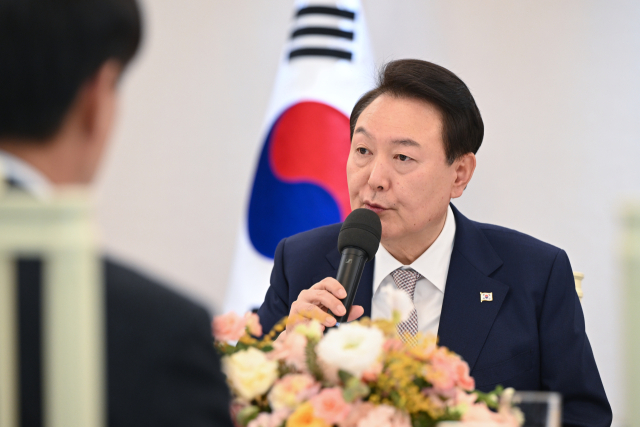 윤석열 대통령이 3일 서울 용산 대통령실 청사에서 열린 아랍에미리트(UAE) 바라카 원자력발전소 관련 기업인 오찬 간담회에서 발언하고 있다. 연합뉴스