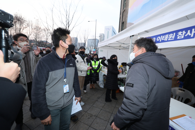 6일 오후 서울시 관계자가 이태원 참사 분향소 강제 철거 2차 계고장 전달을 위해 서울광장에 설치된 분향소로 향하고 있다. 연합뉴스