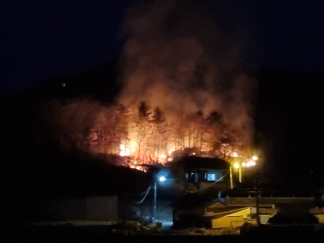 6일 오후 6시 23분쯤 경북 상주시 중동면 한 야산에서 발생한 산불이 확산하고 있는 모습. 경북소방본부 제공