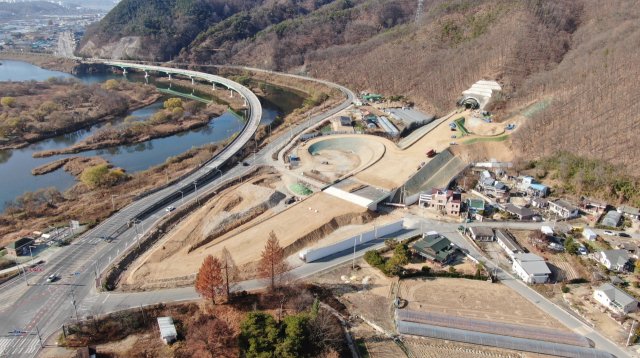 안동시가 사통팔달 교통망 구축으로 북부지역 발전 견인에 나섰다. 사진은 송천교차로 공사 현장. 안동시 제공