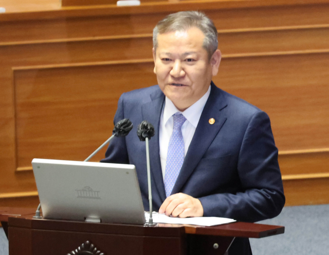 이상민 행정안전부 장관이 6일 국회 본회의에서 열린 정치·외교·통일·안보 분야 대정부질문에서 정청래 의원의 질문에 답변하고 있다. 연합뉴스