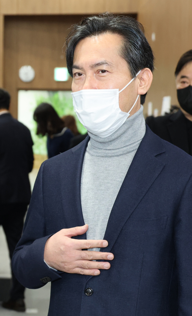 국민의힘 당대표 출마를 선언한 안철수 의원 캠프 선대위원장인 김영우 전 의원이 9일 오전 국회 소통관에서 안 의원의 당대표 출마 기자회견을 마친 뒤 취재진의 질문에 답변하고 있다. 연합뉴스