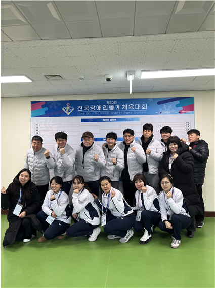 오는 10일부터 13일까지 강원도 일원에서 개최되는 제20회 전국장애인동계체육대회에 참가하는 경북 농아인 남·여 컬링선수단. 경북장애인체육회 제공