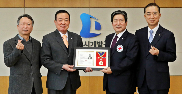 왼쪽부터 강점문 대구도시개발공사 전무이사, 정명섭 대구도시개발공사 사장, 지정식 대구적십자사 사무처장, 김원대 대구적십자사 총무팀장