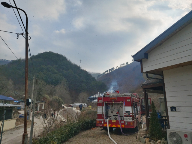 7일 오후 포항시 북구 죽장면 가시리 야산 초입부에서 산불이 발생해 소방당국이 진화하고 있다. 포항북부소방서 제공.
