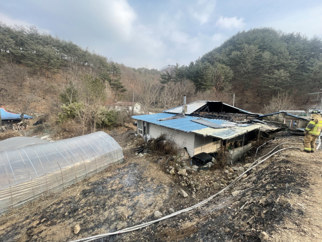 7일 오후 포항시 북구 죽장면 가사리 한 야산에서 발생한 산불이 민가에 번져 주택 1채가 화재 피해를 입었다. 포항북부소방서 제공.