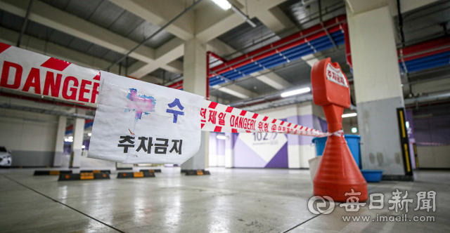 대구 달성군의 한 공공임대주택의 건설사가 임차인들의 분양 전환 대금 잔금을 빼돌려 기소된 후 재판 과정에서 부도가 나면서 아파트 관리가 전혀되고 있지 않은 실정이다. 7일 해당 아파트의 지하주차장에 누수가 발생해 주차금지구역이 설정돼 있다. 안성완 기자 asw0727@imaeil.com