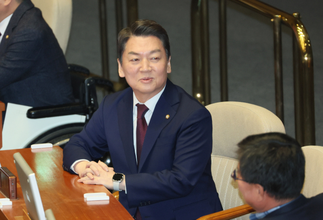 국민의힘 안철수 당대표 후보가 7일 오후 열린 국회 경제분야 대정부 질문에서 동료 의원과 인사를 나누고 있다. 연합뉴스