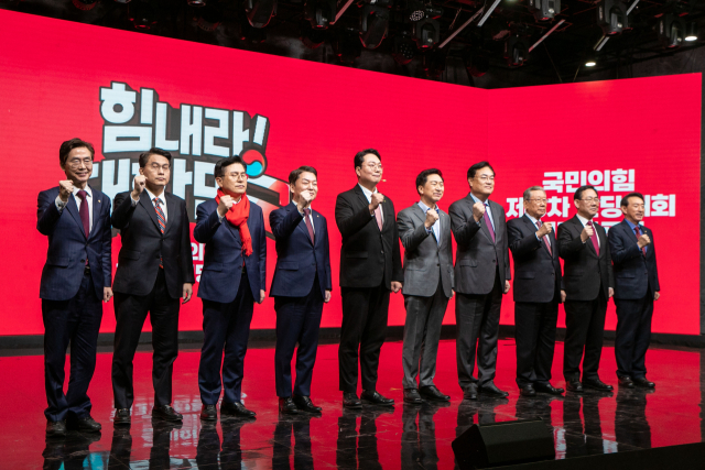 7일 오전 서울 강서구 한 방송 스튜디오에서 열린 국민의힘 제3차 전당대회 후보자 비전 발표회에서 정진석 비대위원장, 주호영 원내대표 등 당 지도부와 당 대표 후보들이 기념촬영을 하고 있다. 왼쪽부터 조경태, 윤상현, 황교안, 안철수, 천하람, 김기현 당 대표 후보, 정진석 비상대책위원장, 유흥수 전당대회 선거관리위원장, 주호영 원내대표, 김석기 사무총장. 연합뉴스
