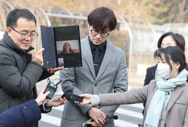 베트남전쟁 당시 한국군의 민간인 학살 피해 생존자인 응우옌 티탄씨가 7일 오후 서울 서초구 서울중앙지법에서 열린 대한민국 상대 민사소송 1심 선고 공판에서 일부 승소한 뒤 화상 연결을 통해 소감을 말하고 있다. 이날 재판부는 