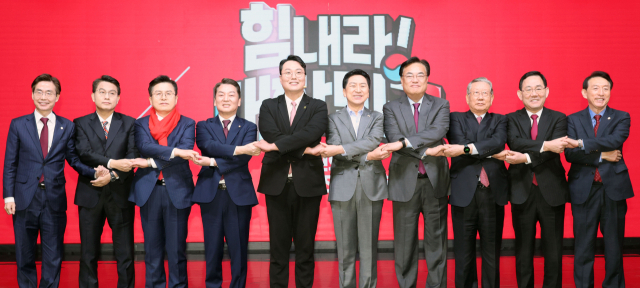 7일 오전 서울 강서구 한 방송 스튜디오에서 열린 국민의힘 제3차 전당대회 후보자 비전 발표회에서 정진석 비대위원장, 주호영 원내대표 등 당 지도부와 당 대표 후보들이 기념촬영을 하고 있다. 왼쪽부터 조경태, 윤상현, 황교안, 안철수, 천하람, 김기현 당 대표 후보, 정진석 비상대책위원장, 유흥수 전당대회 선거관리위원장, 주호영 원내대표, 김석기 사무총장. 연합뉴스
