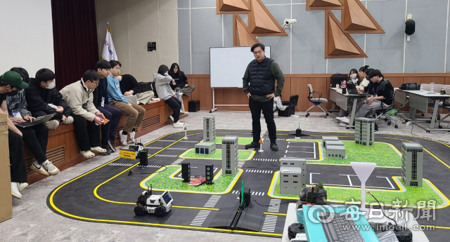 지난 3일 영남대 미래차전환부품사업단이 개최한 제1회 대학생 모형 전기차 자율주행 경진대회의 모습. 영남대 제공