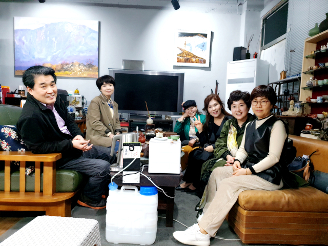 고 김정기 대구미술협회장이 화실에서 박인주 씨 등 제자들과 촬영한 한 때. 왼쪽 첫 번째가 고 김정기 회장, 그 다음이 박인주 씨. 박인주 씨 제공.