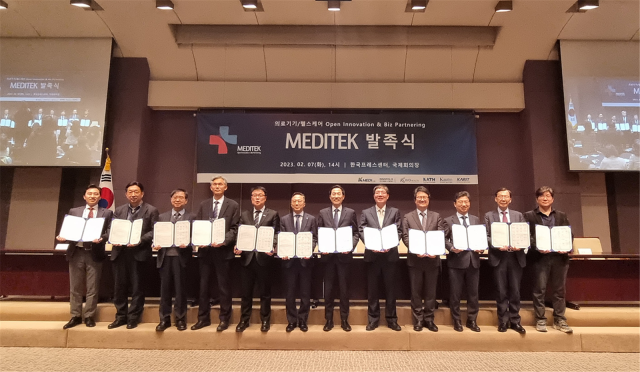 케이메디허브 등 유관기관 6곳은 헬스케어·의료기기 기술사업화를 촉진하고자 제1회 MEDITEK 조직위를 발족하였다. 사진 왼쪽에서 다섯번째 양진영 케이메디허브 이사장. 케이메디허브 제공