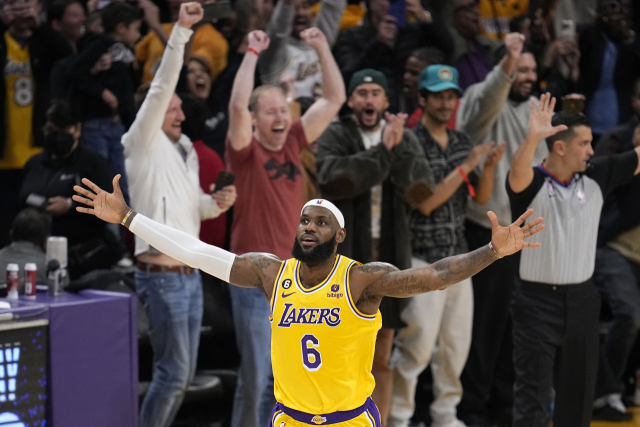 르브론 제임스(LA레이커스)가 NBA 통산 최다 득점 기록을 달성하는 순간, 두 팔을 번쩍 들어 환호하고 있다. 뒤쪽 관중들도 열광하고 있다. 연합뉴스