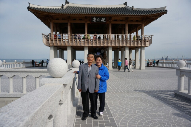 이상국 씨의 아버지 고 이수기 씨가 생존해 있을 때 가족과 포항 영일대에서 촬영한 사진. 이상국 씨 제공.