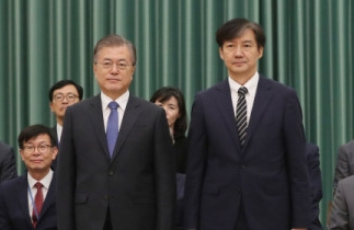 2019년 9월 9일 당시 문재인 대통령이 청와대에서 조국 신임 법무부 장관에게 임명장을 수여한 후 기념촬영을 하고 있다. 연합뉴스