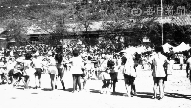 1963년 청송초등학교 가을운동회 모습. 청송초 제공
