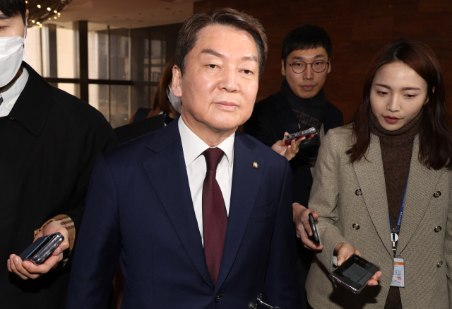 국민의힘 안철수 당대표 후보가 8일 오후 국회에서 열린 의원총회에 참석하며 취재진의 질문을 받고 있다. 연합뉴스