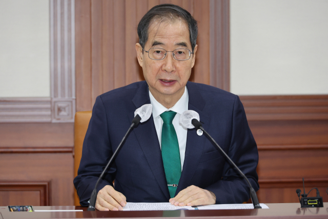한덕수 국무총리가 2일 정부서울청사에서 열린 국정현안관계장관회의를 주재하고 있다. 연합뉴스