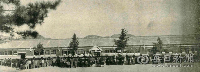 1960년대 용성초등학교 학생들의 조회 모습. 용성초교 총동창회 제공