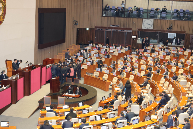 8일 국회에서 열린 제403회 국회(임시회) 제4차 본회의에서 이상민 행정안전부 장관 탄핵 소추안의 표결 결과를 개표하고 있다. 연합뉴스