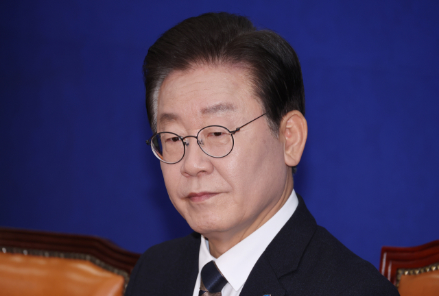 더불어민주당 이재명 대표가 8일 오전 국회에서 열린 최고위원회의에 사회자의 발언을 듣고 있다. 연합뉴스
